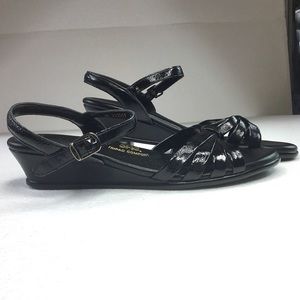 SAS Black Patent Leather Comfort Sandal Size 9M